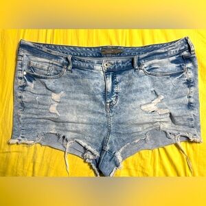 Torrid 22 Denim Cut-Off Shorts Feel-the-Fit GUC sexy deconstructed Jean Light